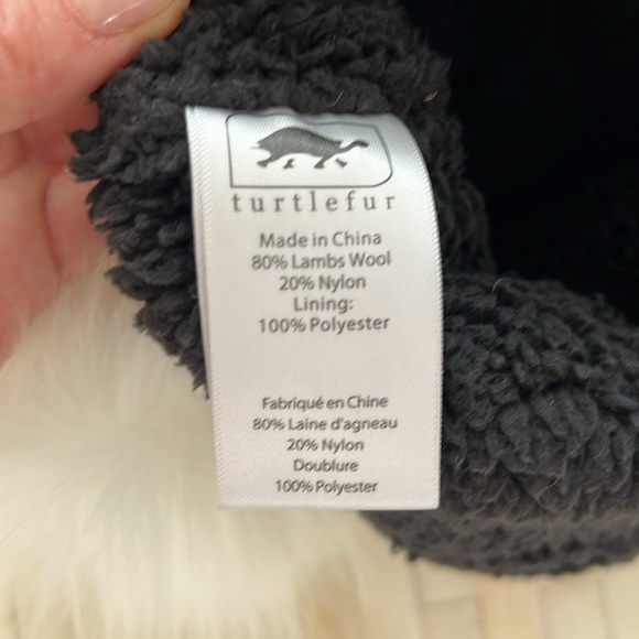 Turtlefur Lambswool Pompom Winter Hat - Picture 4 of 4